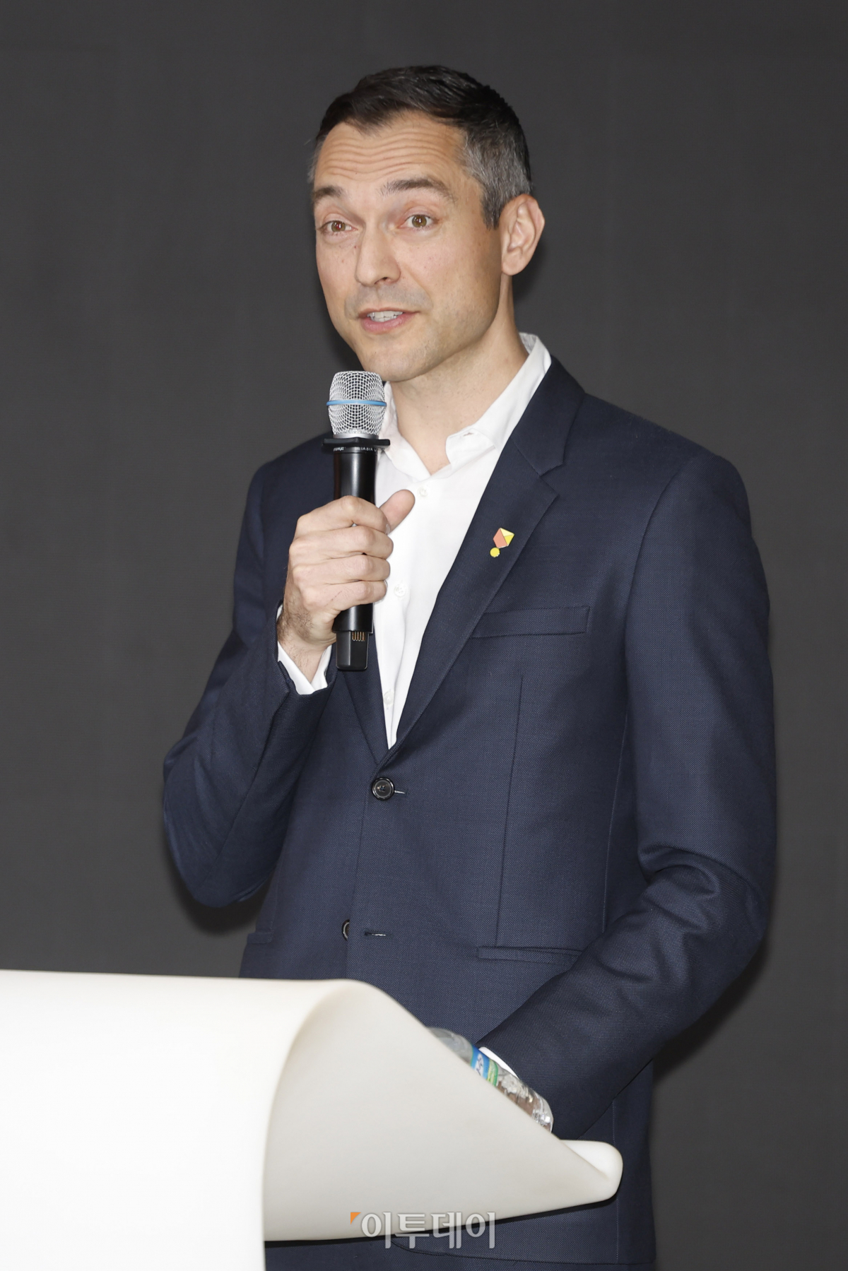 ▲네이선 블레차르지크 에어비앤비 공동창업자 겸 CSO가 17일 오전 서울 중구 동대문디자인플라자(DDP)에서 열린 '에어비앤비 글로벌 캠페인 론칭 기념 기자간담회'에서 '한국에서의 에어비앤비'를 주제로 발표를 하고 있다. 조현호 기자 hyunho@