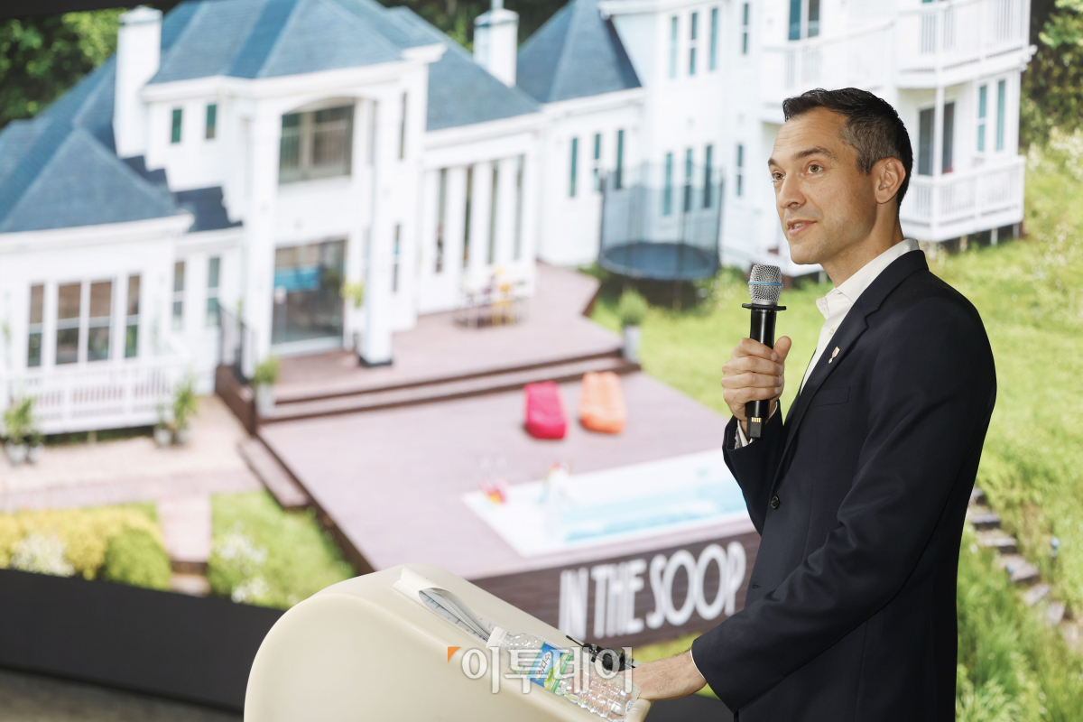 ▲네이선 블레차르지크 에어비앤비 공동창업자 겸 CSO가 17일 오전 서울 중구 동대문디자인플라자(DDP)에서 열린 '에어비앤비 글로벌 캠페인 론칭 기념 기자간담회'에서 '한국에서의 에어비앤비'를 주제로 발표를 하고 있다. 조현호 기자 hyunho@