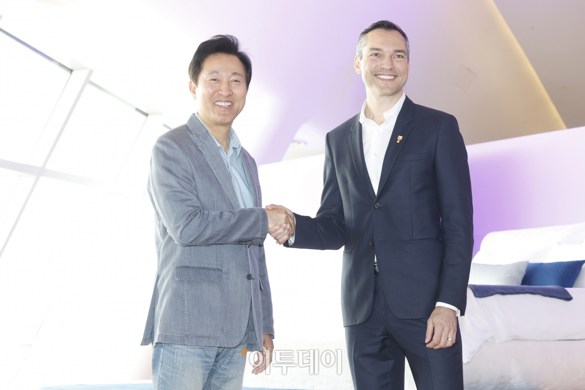 ▲오세훈 서울시장과 네이선 블레차르지크 에어비앤비 공동창업자 겸 CSO가 17일 오전 서울 중구 동대문디자인플라자(DDP)에서 열린 '에어비앤비 글로벌 캠페인 론칭 기념행사에서 포즈를 취하고 있다. 조현호 기자 hyunho@