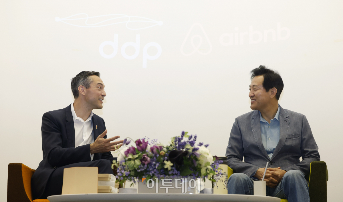 ▲오세훈 서울시장과 네이선 블레차르지크 에어비앤비 공동창업자 겸 CSO가 17일 오전 서울 중구 동대문디자인플라자(DDP)에서 열린 '에어비앤비 글로벌 캠페인 론칭 기념행사에서 대화를 하고 있다. 조현호 기자 hyunho@