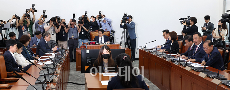 ▲의사봉 두드리는 변재일 윤리특위 위원장. (고이란 기자 photoeran@)