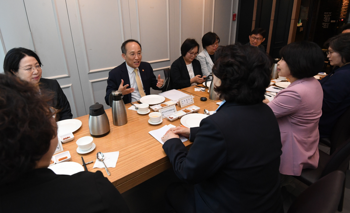 ▲추경호 부총리 겸 기획재정부 장관(가운데)이 17일 서울에서 열린 6개 소비자단체 대표들과 오찬간담회에서 인사말을 하고 있다. (사진제공=기획재정부)