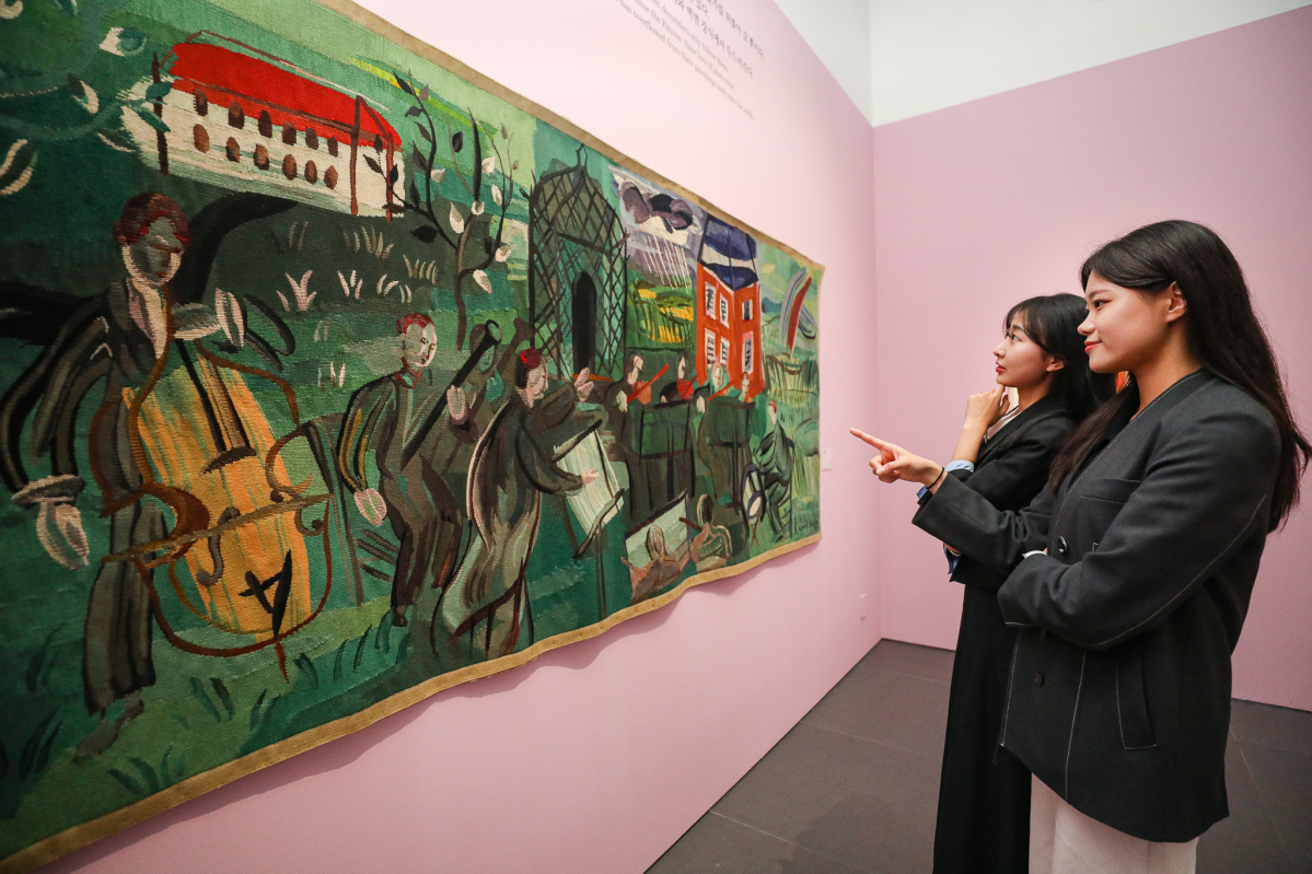 ▲17일 오전 서울 영등포구 현대백화점 더현대 서울 6층 복합문화공간 알트원에 마련된 ‘프랑스국립현대미술관전: 라울 뒤피, 행복의 멜로디’에서 고객들이 전시를 관람하고 있다. (사진제공=현대백화점그룹)