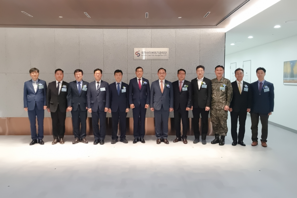 ▲국가안보실과 국가정보원은 점차 지능화·고도화되는 사이버위협에 맞서 일원화된 대응체계를 마련하기 위해 17일 판교에 위치한 국가사이버안보협력센터에서 국사단 현판식을 갖고 사이버위기 통합대응조직 운영을 본격화했다고 이날 대통령실이 밝혔다. (사진제공=대통령실)