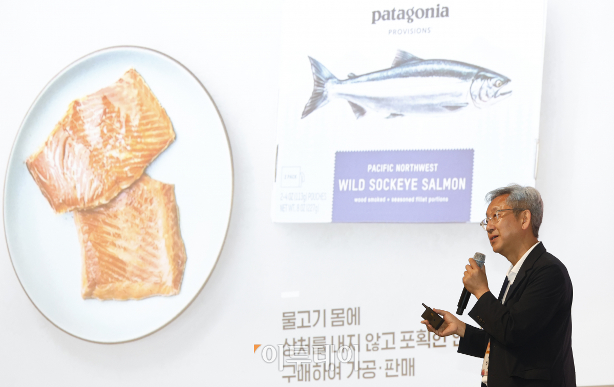 ▲신현암 팩토리8 대표가 7일 서울 중구 대한상공회의소 국제회의장에서 열린 ‘2023 함께하는 기업 CSR 국제콘퍼런스’에서 '지속가능성과 회복탄력성을 통한 선순환 사회 조성‘ 주제로 발표를 하고 있다. '지속가능성과 회복탄력성을 위한 전략'을 주제로 이투데이가 주최한 이번 행사는 전문가들과 함께 CSR 활동 사례와 함께 향후 잠재된 재난과 재해 앞에 CSR이 사회적 안전잔치로 어떤 역할을 수행해야 하는가에 대한 고민과 실천적 수단을 공유했다. 조현호 기자 hyunho@