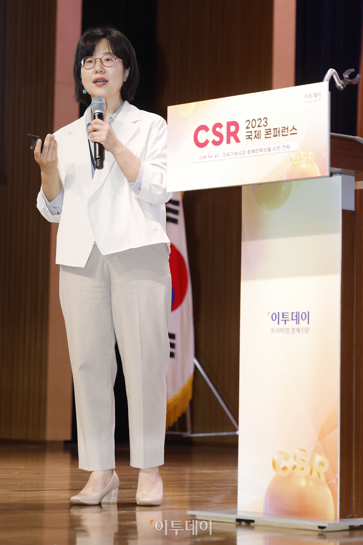 ▲이수인 에누마(Enuma) 대표가 7일 서울 중구 대한상공회의소 국제회의장에서 열린 ‘2023 함께하는 기업 CSR 국제콘퍼런스’에서 '모두가 함께 변화시키는 미래‘를 주제로 발표를 하고 있다. '지속가능성과 회복탄력성을 위한 전략'을 주제로 이투데이가 주최한 이번 행사는 전문가들과 함께 CSR 활동 사례와 함께 향후 잠재된 재난과 재해 앞에 CSR이 사회적 안전잔치로 어떤 역할을 수행해야 하는가에 대한 고민과 실천적 수단을 공유했다. 조현호 기자 hyunho@