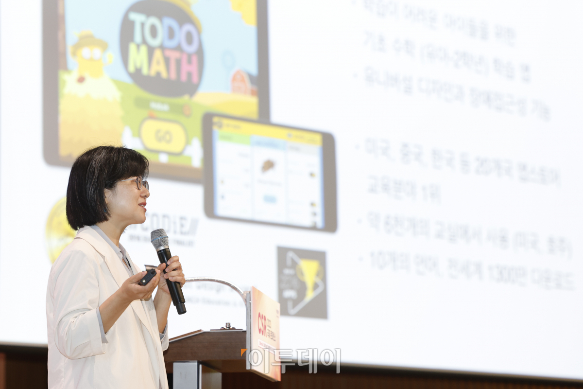 ▲이수인 에누마(Enuma) 대표가 7일 서울 중구 대한상공회의소 국제회의장에서 열린 ‘2023 함께하는 기업 CSR 국제콘퍼런스’에서 '모두가 함께 변화시키는 미래‘를 주제로 발표를 하고 있다. '지속가능성과 회복탄력성을 위한 전략'을 주제로 이투데이가 주최한 이번 행사는 전문가들과 함께 CSR 활동 사례와 함께 향후 잠재된 재난과 재해 앞에 CSR이 사회적 안전잔치로 어떤 역할을 수행해야 하는가에 대한 고민과 실천적 수단을 공유했다. 조현호 기자 hyunho@