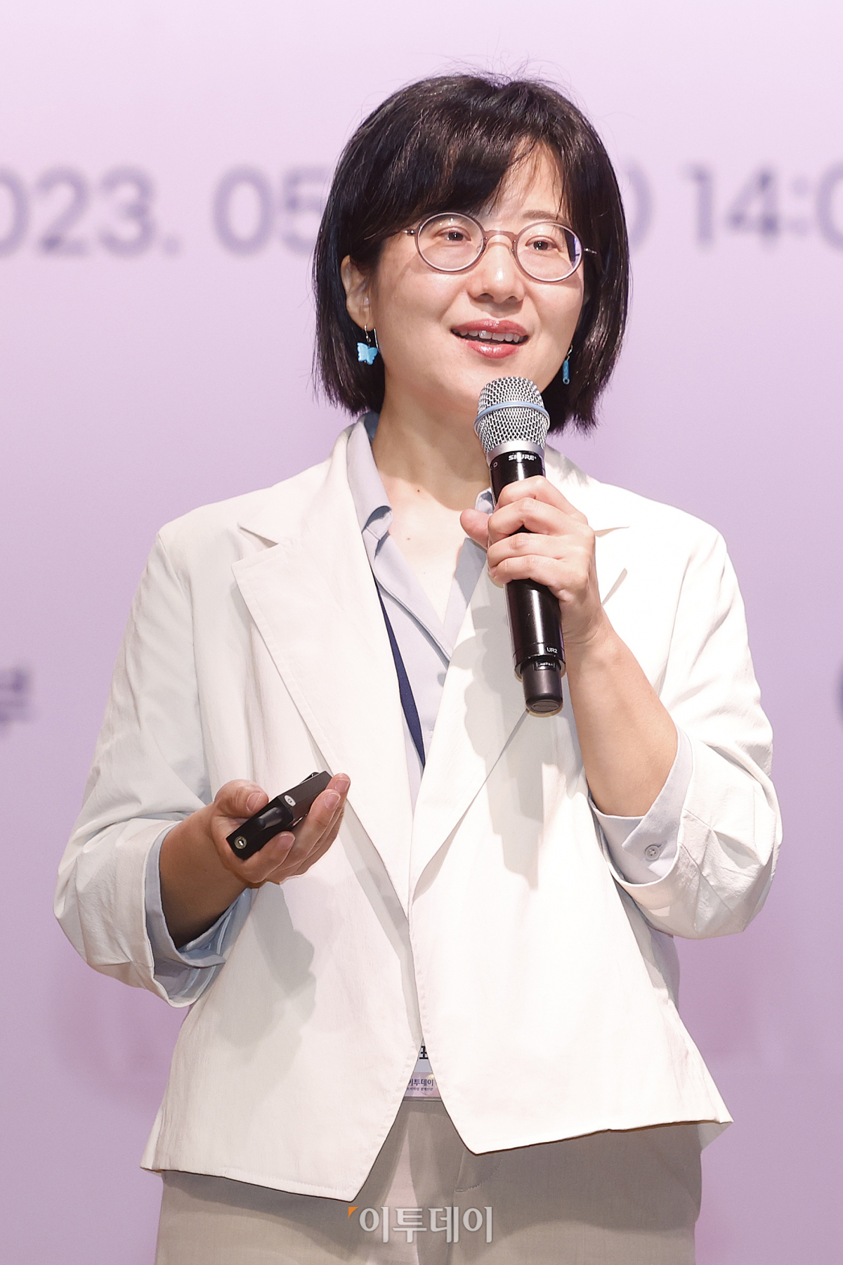 ▲이수인 에누마(Enuma) 대표가 7일 서울 중구 대한상공회의소 국제회의장에서 열린 ‘2023 함께하는 기업 CSR 국제콘퍼런스’에서 '모두가 함께 변화시키는 미래‘를 주제로 발표를 하고 있다. '지속가능성과 회복탄력성을 위한 전략'을 주제로 이투데이가 주최한 이번 행사는 전문가들과 함께 CSR 활동 사례와 함께 향후 잠재된 재난과 재해 앞에 CSR이 사회적 안전잔치로 어떤 역할을 수행해야 하는가에 대한 고민과 실천적 수단을 공유했다. 조현호 기자 hyunho@