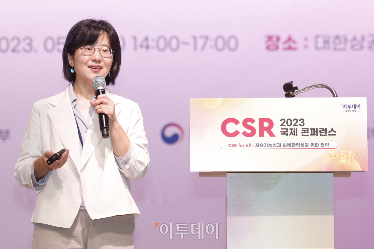 ▲이수인 에누마(Enuma) 대표가 7일 서울 중구 대한상공회의소 국제회의장에서 열린 ‘2023 함께하는 기업 CSR 국제콘퍼런스’에서 '모두가 함께 변화시키는 미래‘를 주제로 발표를 하고 있다. '지속가능성과 회복탄력성을 위한 전략'을 주제로 이투데이가 주최한 이번 행사는 전문가들과 함께 CSR 활동 사례와 함께 향후 잠재된 재난과 재해 앞에 CSR이 사회적 안전잔치로 어떤 역할을 수행해야 하는가에 대한 고민과 실천적 수단을 공유했다. 조현호 기자 hyunho@