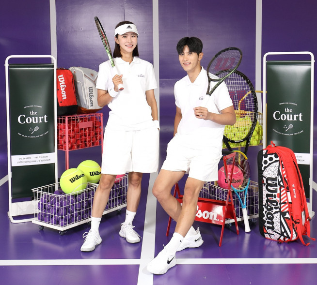 ▲지난해 6월 잠실 롯데월드몰에서 진행한 '더 코트' 테니스 팝업을 홍보하는 모델들. (사진제공=롯데쇼)