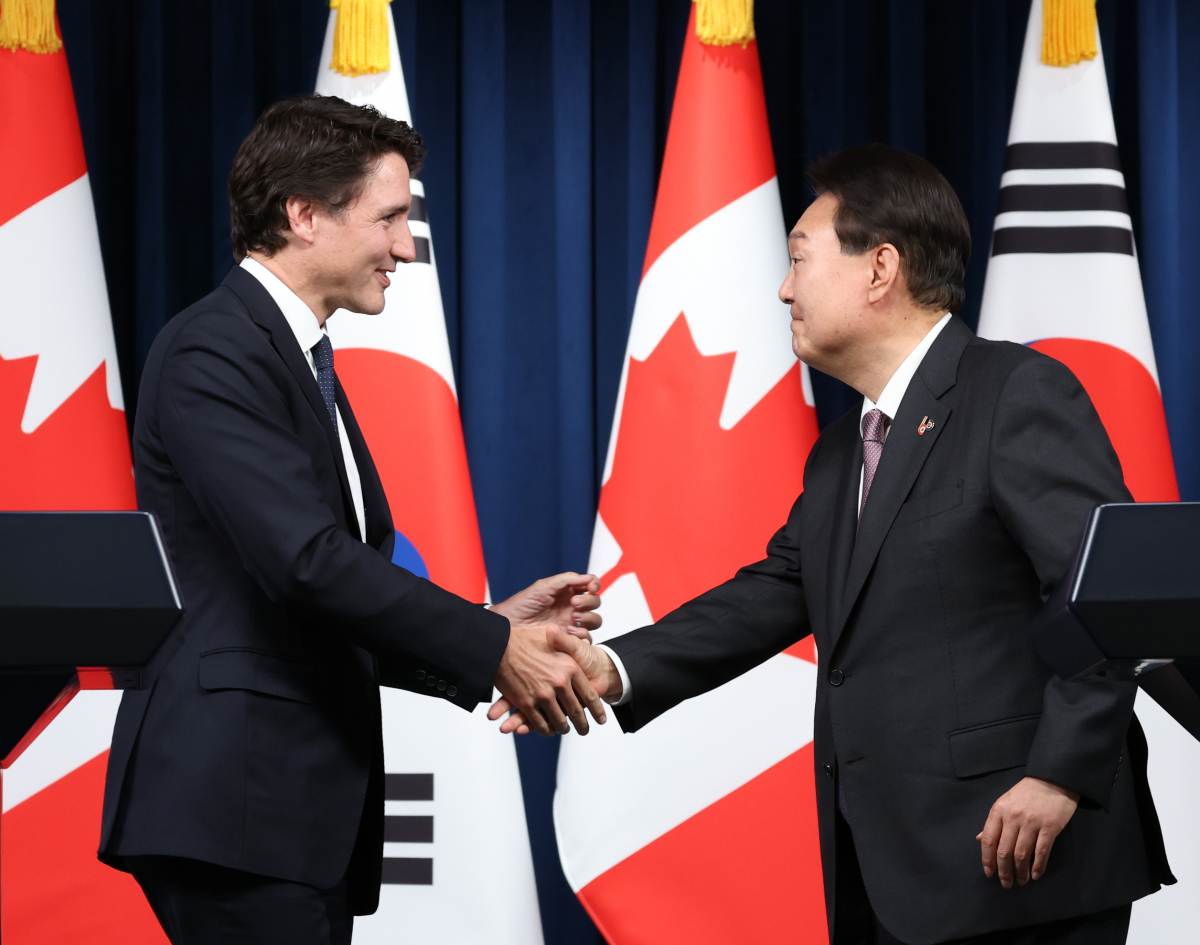 ▲윤석열 대통령과 방한한 쥐스탱 트뤼도 캐나다 총리가 17일 서울 용산 대통령실에서 공동기자회견을 마친 뒤 악수하고 있다. (연합뉴스)