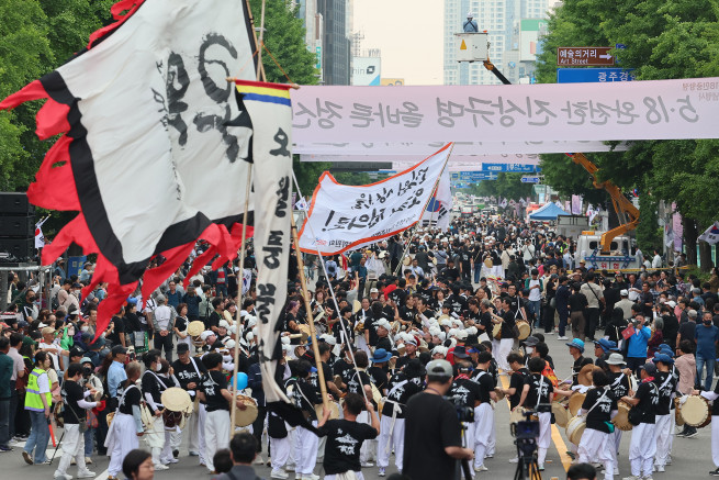 ▲17일 오후 광주 동구 금남로에서 5·18 민주화운동 43주년 전야제 민주대행진이 열리고 있다.  (연합뉴스)