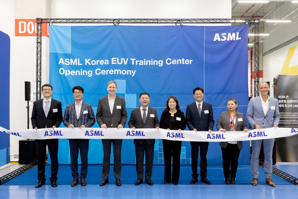 ▲ASML 코리아 글로벌 트레이닝 센터 개소식에서 이우경 ASML 코리아 대표 등이 기념사진을 촬영하고 있다.  (사진제공=ASML 코리)