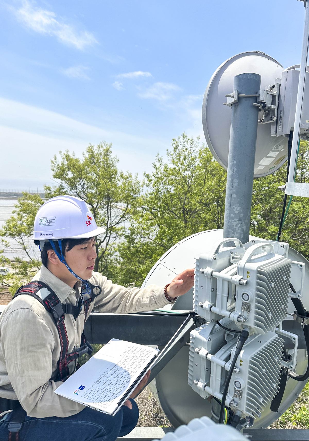 ▲SKT 직원들이 도서 지역에 설치된 5G 마이크로웨이브 통신 장비를 점검하고 있다. (사진제공=SK텔레콤)