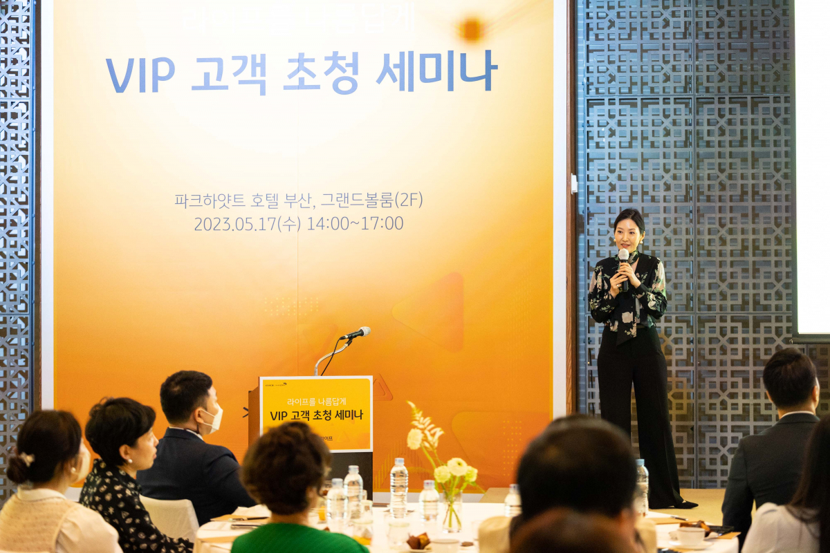 ▲파크하얏트 부산 호텔에서 진행된 KB라이프생명 ‘VIP 고객 초청 세미나’에서 손이천 케이옥션 미술품 수석 경매사가 ‘경매와 미술시장, 그리고 아트 컬렉션’을 주제로 강연하고 있다.