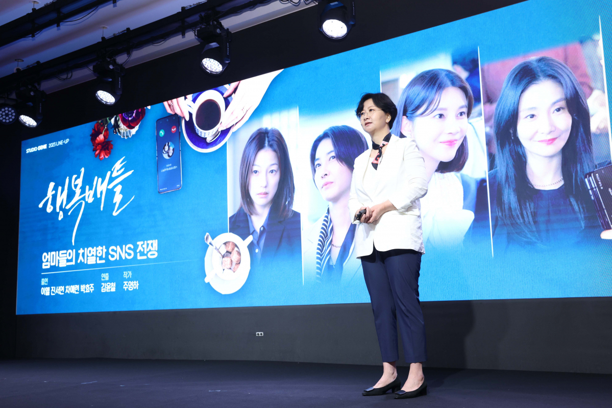 ▲김철연 KT스튜디오지니 대표가 18일 서울 중구 노보텔 앰배서더 서울 동대문에서 열린 ‘2023 KT그룹 미디어데이’에서 사업성과와 전략을 발표하고 있다. 신태현 기자 holjjak@