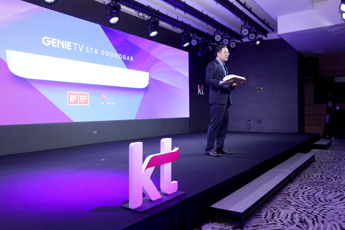 ▲강국현 KT 커스터머부문장 사장이 18일 서울 중구 노보텔 앰배서더 서울 동대문에서 열린 ‘2023 KT그룹 미디어데이’에서 공유기와 AI스피커 등을 결합한 ‘올인원 셋톱박스’를 소개하고 있다. 신태현 기자 holjjak@