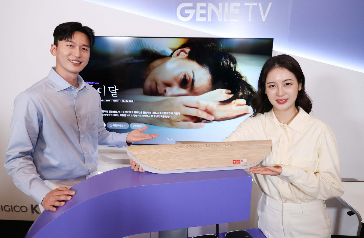 ▲18일 서울 중구 노보텔 앰배서더 서울 동대문에서 열린 ‘2023 KT그룹 미디어데이’에서 모델들이 공유기와 AI스피커 등을 결합한 ‘올인원 셋톱박스’를 소개하고 있다. 신태현 기자 holjjak@