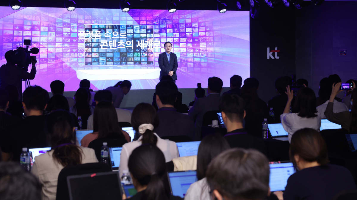 ▲강국현 KT 커스터머부문장 사장이 18일 서울 중구 노보텔 앰배서더 서울 동대문에서 열린 ‘2023 KT그룹 미디어데이’에서 사업성과와 전략을 발표하고 있다. 신태현 기자 holjjak@