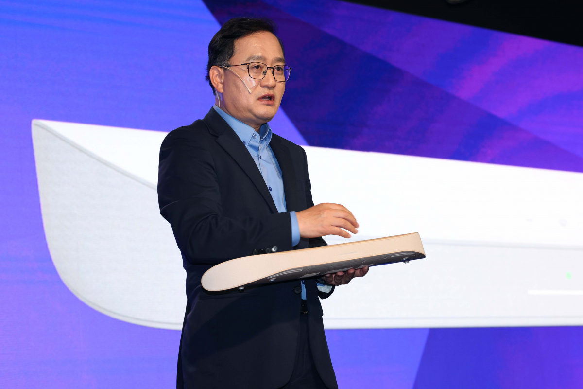 ▲강국현 KT 커스터머부문장 사장이 18일 서울 중구 노보텔 앰배서더 서울 동대문에서 열린 ‘2023 KT그룹 미디어데이’에서 공유기와 AI스피커 등을 결합한 ‘올인원 셋톱박스’를 소개하고 있다. 신태현 기자 holjjak@