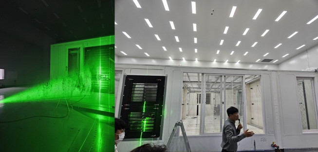 ▲세종 주택성능연구센터 내 맞통풍 연구시설 내부. (왼쪽) 에어컨 실외기실 바람 순환 모습을 레이저와 연기로 시각화하고 있다. (오른쪽) 김길태 센터장이 시설을 설명하고 있다. (사진=정용욱 기자 dragon@)