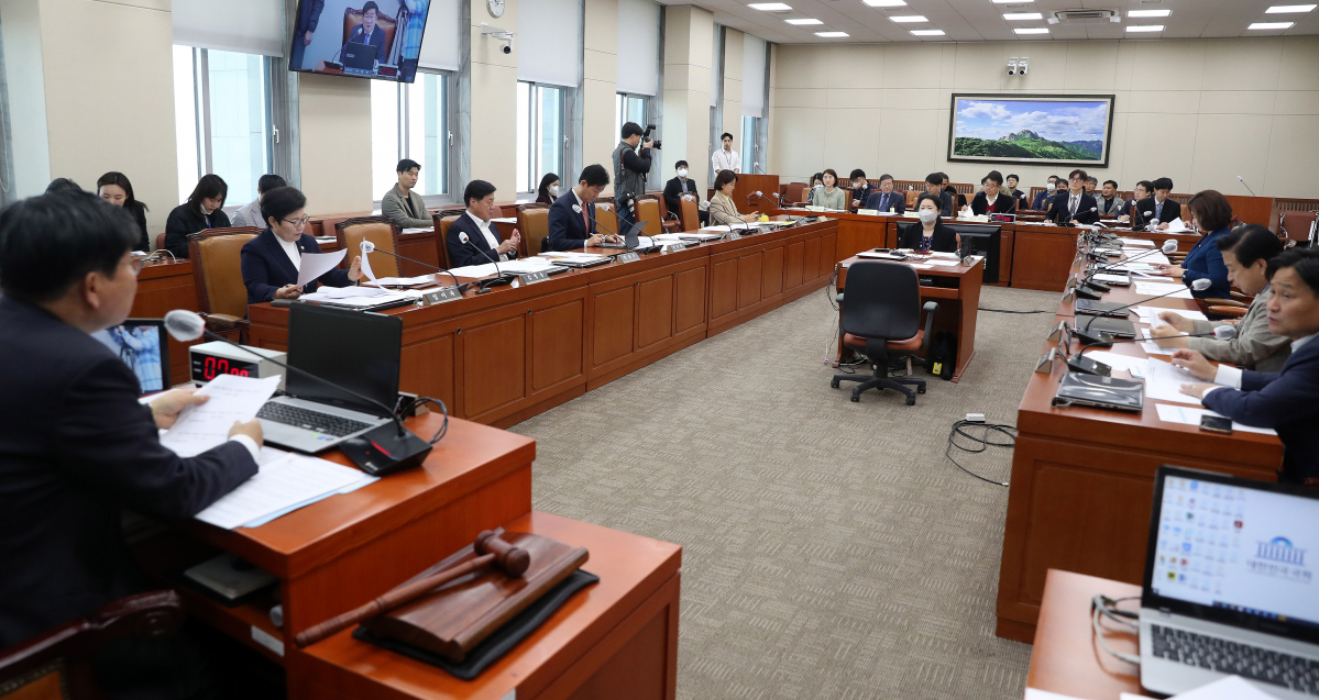 ▲[서울=뉴시스] 추상철 기자 = 30일 오전 서울 여의도 국회에서 환경노동위원회 공청회가 열리고 있다. 2023.03.30. scchoo@newsis.com