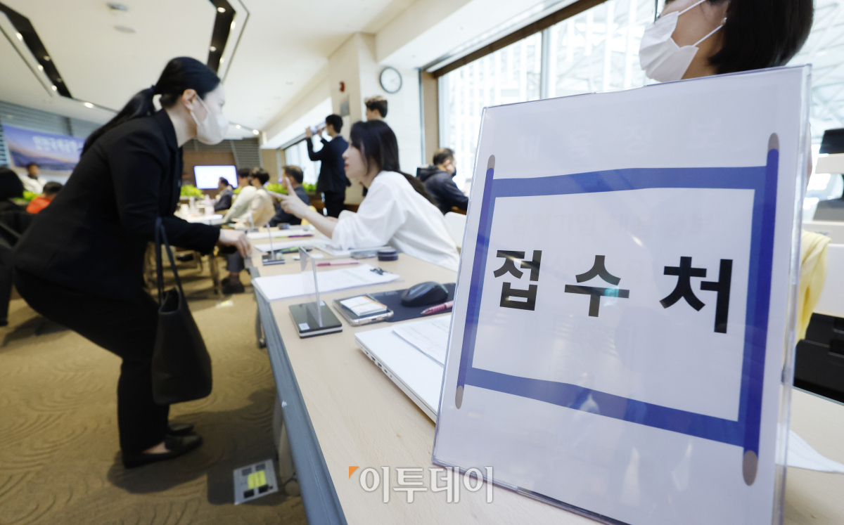 ▲18일 오후 인천국제공항 제1여객터미널 항공일자리 취업지원센터에서 열린 '인천공항 상주기업 채용의날'에서 구직자가 면접 접수를 하고 있다. 이날 행사에는 항공산업 분야 기업 6개사가 참여해 기내 청소원, 조리사, 지상조업, 특수경비원, 보안검색원 등 100여 명을 채용한다. 조현호 기자 hyunho@