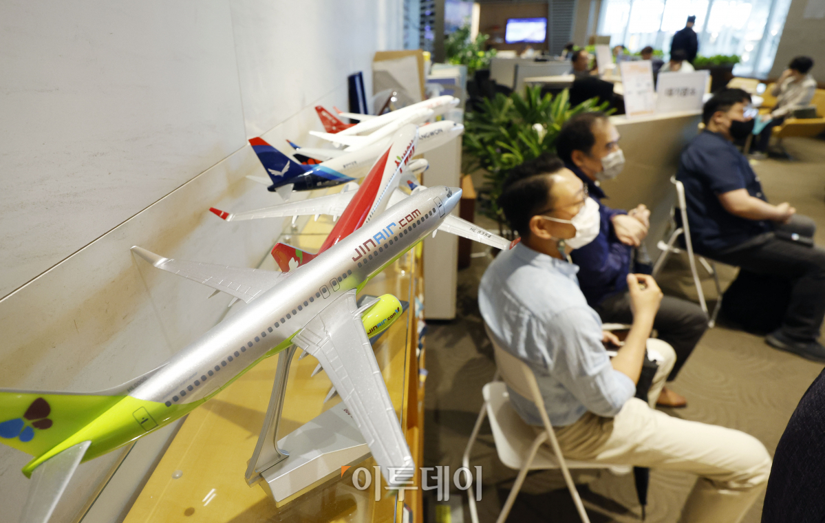 ▲18일 오후 인천국제공항 제1여객터미널 항공일자리 취업지원센터에서 열린 '인천공항 상주기업 채용의날'에서 구직자들이 면접 대기를 하고 있다. 이날 행사에는 항공산업 분야 기업 6개사가 참여해 기내 청소원, 조리사, 지상조업, 특수경비원, 보안검색원 등 100여 명을 채용한다. 조현호 기자 hyunho@