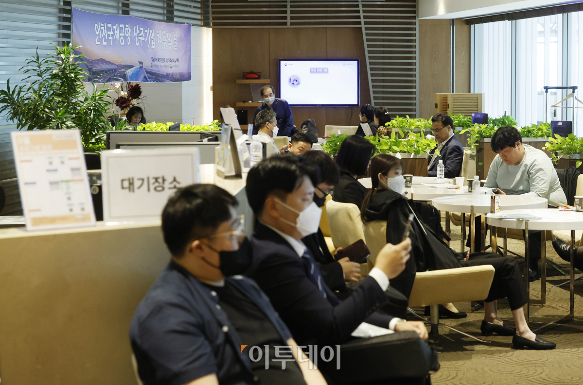 ▲18일 오후 인천국제공항 제1여객터미널 항공일자리 취업지원센터에서 열린 '인천공항 상주기업 채용의날'에서 구직자들이 면접 대기를 하고 있다. 이날 행사에는 항공산업 분야 기업 6개사가 참여해 기내 청소원, 조리사, 지상조업, 특수경비원, 보안검색원 등 100여 명을 채용한다. 조현호 기자 hyunho@
