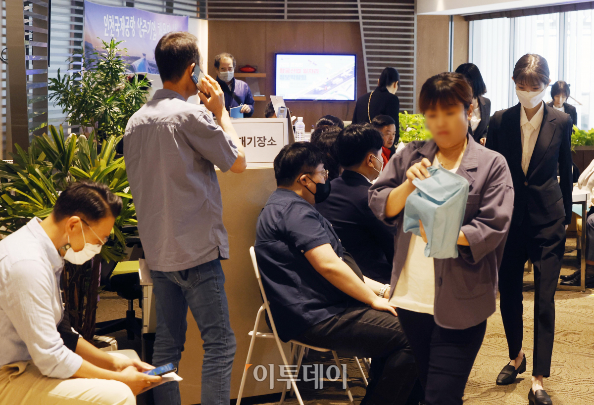 ▲18일 오후 인천국제공항 제1여객터미널 항공일자리 취업지원센터에서 열린 '인천공항 상주기업 채용의날'에서 구직자들이 면접 대기를 하고 있다. 이날 행사에는 항공산업 분야 기업 6개사가 참여해 기내 청소원, 조리사, 지상조업, 특수경비원, 보안검색원 등 100여 명을 채용한다. 조현호 기자 hyunho@