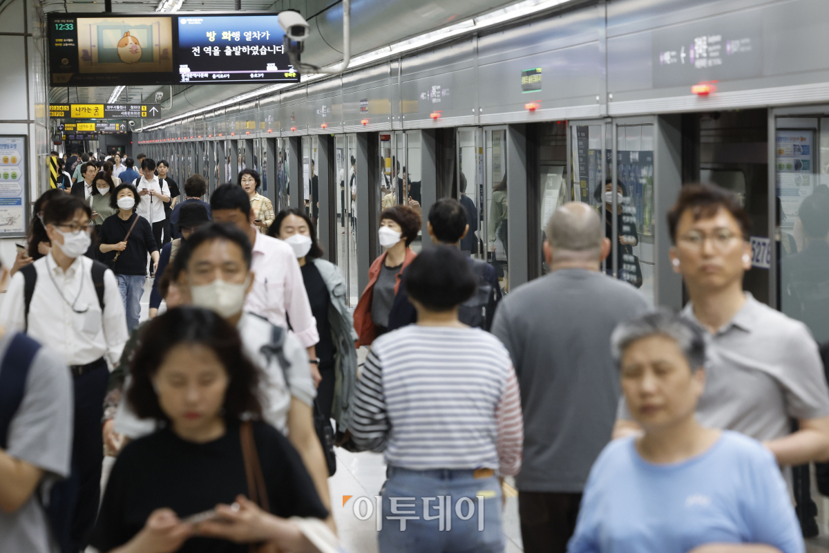 ▲서울시가 올해 하반기 지하철 기본요금의 인상폭을 300원에서 150원으로 낮추는 방안을 검통 중이다. 당초 서울시는 하반기 중 300원을 한 번에 올릴 예정이었으나 물가 상승·서민 부담을 고려해 하반기 중 150원을 먼저 올리고 추후 인상 시점을 조율하기로 했다. 18일 서울 서울 시내 지하철 모습. 조현호 기자 hyunho@