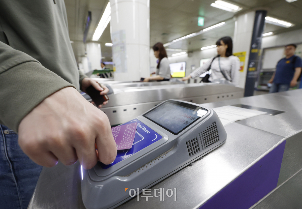 ▲서울시가 올해 하반기 지하철 기본요금의 인상폭을 300원에서 150원으로 낮추는 방안을 검통 중이다. 당초 서울시는 하반기 중 300원을 한 번에 올릴 예정이었으나 물가 상승·서민 부담을 고려해 하반기 중 150원을 먼저 올리고 추후 인상 시점을 조율하기로 했다. 18일 서울 서울 시내 지하철 모습. 조현호 기자 hyunho@