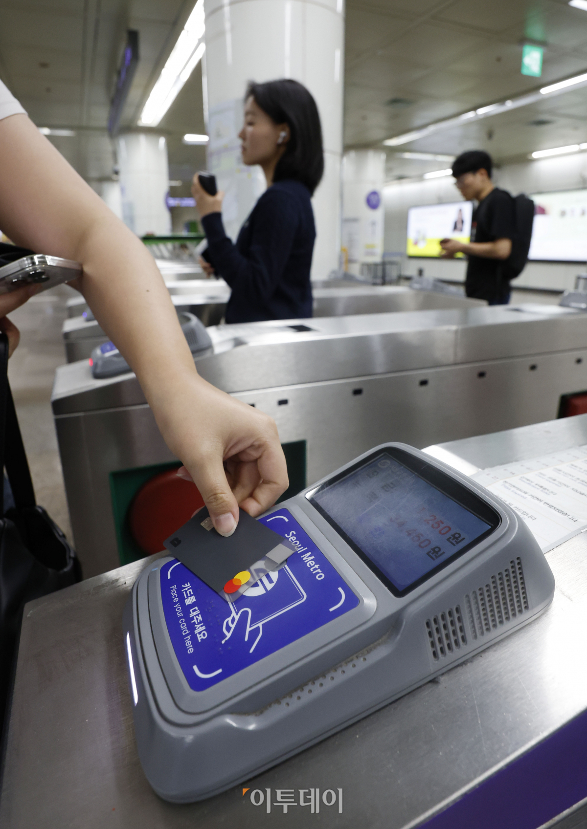 ▲서울시가 올해 하반기 지하철 기본요금의 인상폭을 300원에서 150원으로 낮추는 방안을 검통 중이다. 당초 서울시는 하반기 중 300원을 한 번에 올릴 예정이었으나 물가 상승·서민 부담을 고려해 하반기 중 150원을 먼저 올리고 추후 인상 시점을 조율하기로 했다. 18일 서울 서울 시내 지하철에서 시민들이 개찰구를 통과하고 있다. 조현호 기자 hyunho@