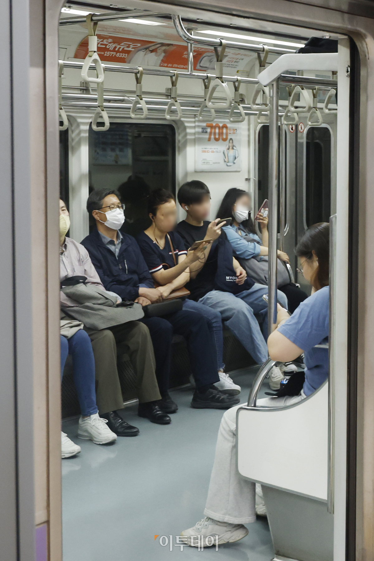 ▲서울시가 올해 하반기 지하철 기본요금의 인상폭을 300원에서 150원으로 낮추는 방안을 검통 중이다. 당초 서울시는 하반기 중 300원을 한 번에 올릴 예정이었으나 물가 상승·서민 부담을 고려해 하반기 중 150원을 먼저 올리고 추후 인상 시점을 조율하기로 했다. 18일 서울 서울 시내 지하철 모습. 조현호 기자 hyunho@