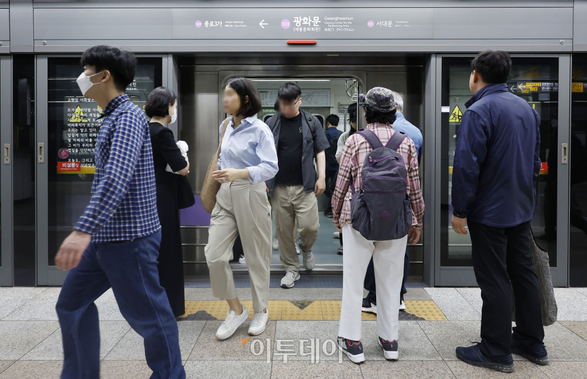 ▲서울시가 올해 하반기 지하철 기본요금의 인상폭을 300원에서 150원으로 낮추는 방안을 검통 중이다. 당초 서울시는 하반기 중 300원을 한 번에 올릴 예정이었으나 물가 상승·서민 부담을 고려해 하반기 중 150원을 먼저 올리고 추후 인상 시점을 조율하기로 했다. 18일 서울 서울 시내 지하철 모습. 조현호 기자 hyunho@