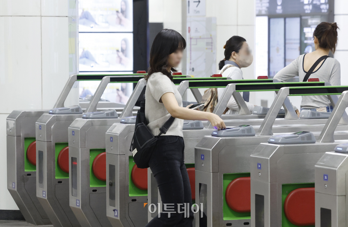 ▲서울시가 올해 하반기 지하철 기본요금의 인상폭을 300원에서 150원으로 낮추는 방안을 검통 중이다. 당초 서울시는 하반기 중 300원을 한 번에 올릴 예정이었으나 물가 상승·서민 부담을 고려해 하반기 중 150원을 먼저 올리고 추후 인상 시점을 조율하기로 했다. 18일 서울 서울 시내 지하철에서 시민들이 개찰구를 통과하고 있다. 조현호 기자 hyunho@
