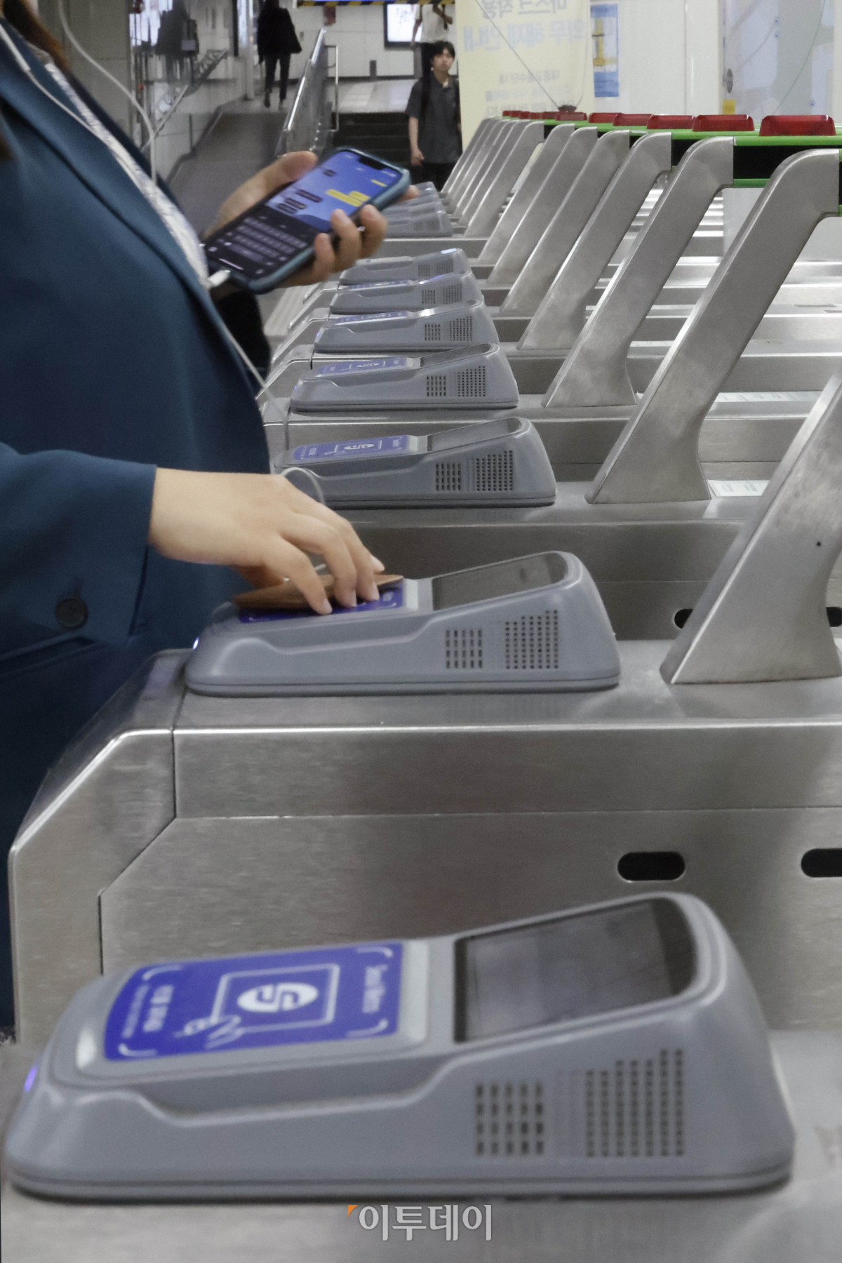 ▲서울시가 올해 하반기 지하철 기본요금의 인상폭을 300원에서 150원으로 낮추는 방안을 검통 중이다. 당초 서울시는 하반기 중 300원을 한 번에 올릴 예정이었으나 물가 상승·서민 부담을 고려해 하반기 중 150원을 먼저 올리고 추후 인상 시점을 조율하기로 했다. 18일 서울 서울 시내 지하철에서 한 시민이 개찰구를 통과하고 있다. 조현호 기자 hyunho@