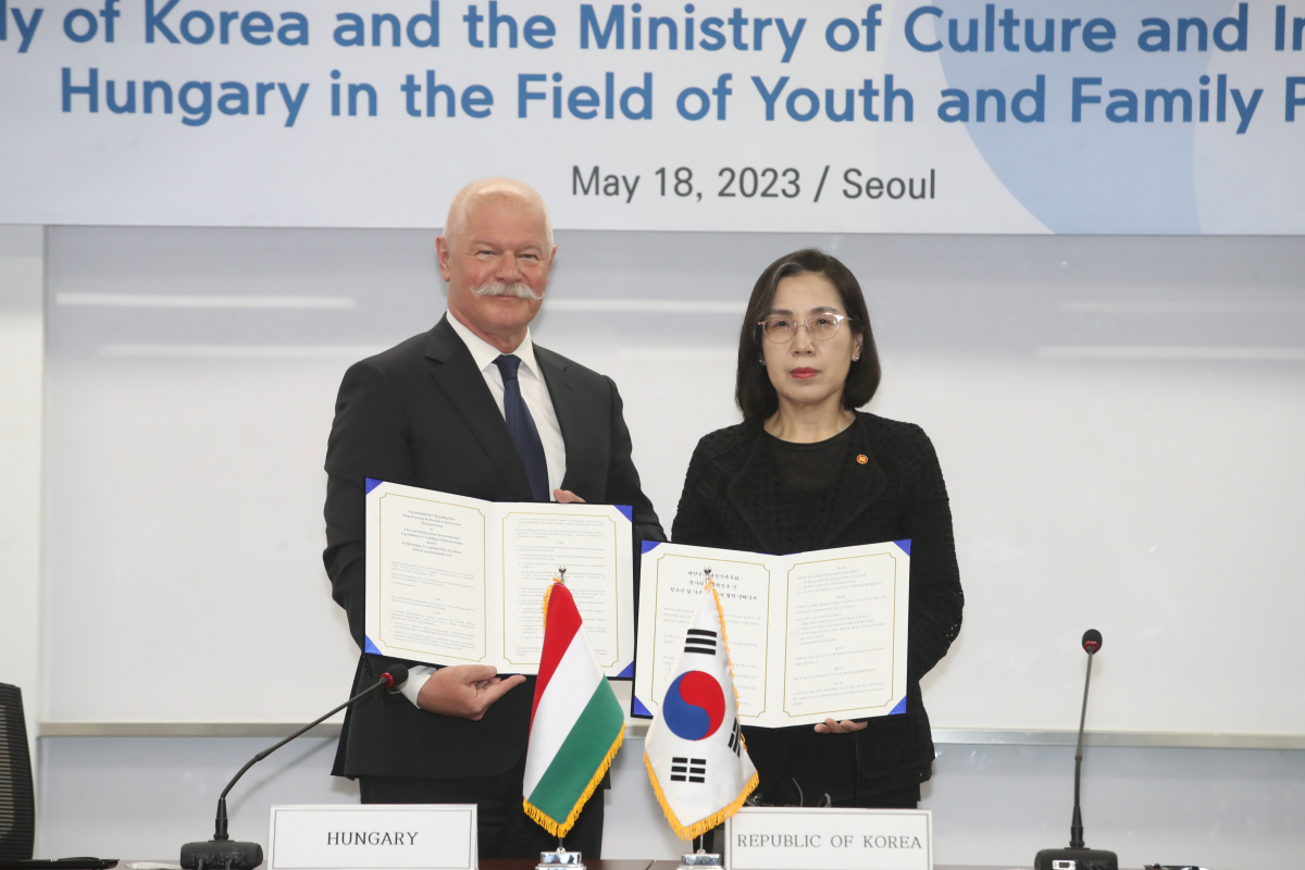 ▲김현숙 여성가족부 장관과 야노스 쟉 문화혁신부 장관이 18일 오전 서울 종로구 정부서울청사에서 한국-헝가리 청소년가족정책 분야 협력 양해각서 체결식을 하고 있다 (뉴시스)