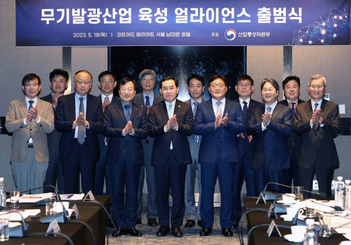 ▲이창양 산업통상자원부 장관과 디스플레이 업계 관계자들이 18일 서울 중구 코트야드 메리어트 서울 남대문에서 열린 디스플레이산업 혁신전략 원탁회의에서 '무기발광산업 육성 얼라이언스' 출범 기념촬영을 하고 있다. 신태현 기자 holjjak@