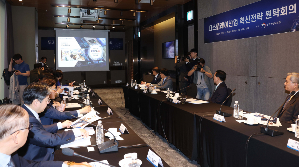 ▲이창양 산업통상자원부 장관 등이 18일 서울 중구 코트야드 메리어트 서울 남대문에서 열린 디스플레이산업 혁신전략 원탁회의에서 관계자의 발표를 듣고 있다. 신태현 기자 holjjak@
