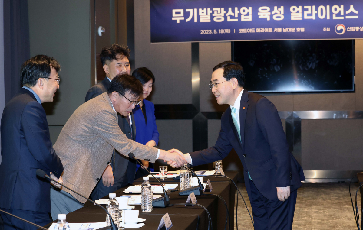 ▲이창양 산업통상자원부 장관이 18일 서울 중구 코트야드 메리어트 서울 남대문에서 열린 디스플레이산업 혁신전략 원탁회의에 앞서 업계 관계자들과 인사하고 있다. 신태현 기자 holjjak@