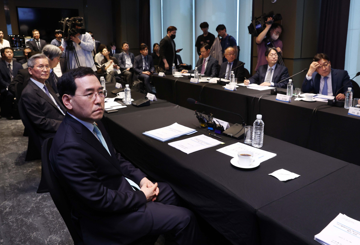 ▲이창양 산업통상자원부 장관 등이 18일 서울 중구 코트야드 메리어트 서울 남대문에서 열린 디스플레이산업 혁신전략 원탁회의에서 관계자의 발표를 듣고 있다. 신태현 기자 holjjak@