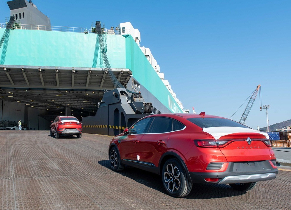 ▲르노 XM3(수출명 아르카나)는 데뷔 초기 전세계에서 한국과 러시아에서만 생산했다. 러시아는 자국 수요를 위해 보급형 아르카나를 생산했으나 이제 이마저도 중단했다. 현재 르노코리아는 전세계에서 유일하게 '아르카나'를 생산하는 전초기지다. 여전히 수출의 90%는 자동차 운반선이 맡고 있으나 이마저도 부족한 상황이다.  (사진제공=르노코리아)