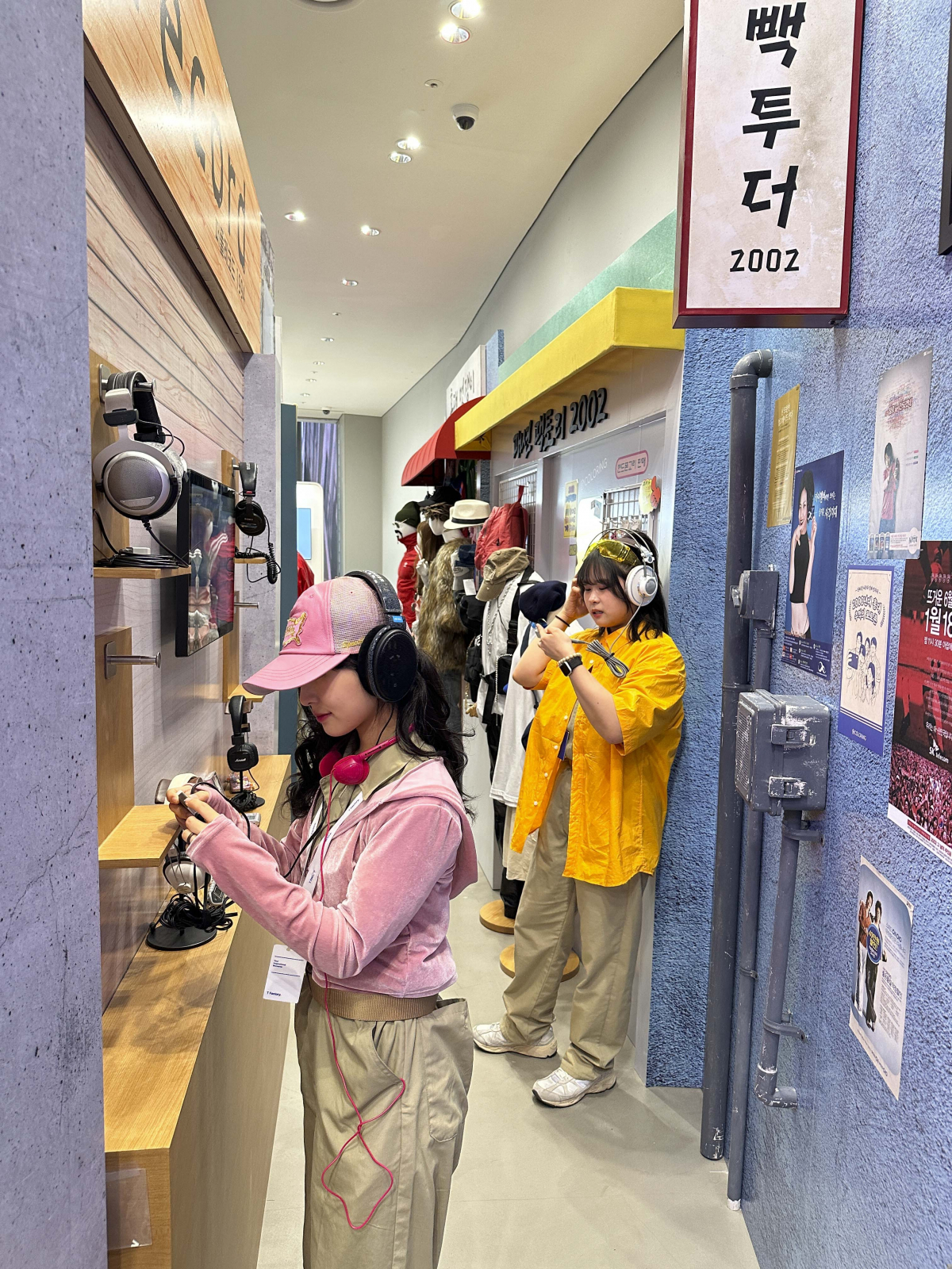 ▲이동통신 3사(SK텔레콤, KT, LG유플러스)는 고객이 직접 ‘V컬러링’ 서비스를 경험할 수 있도록 ‘T팩토리’와 ‘KT애드샵플러스’에 체험존을 구축했다. (사진 제공=SKT)