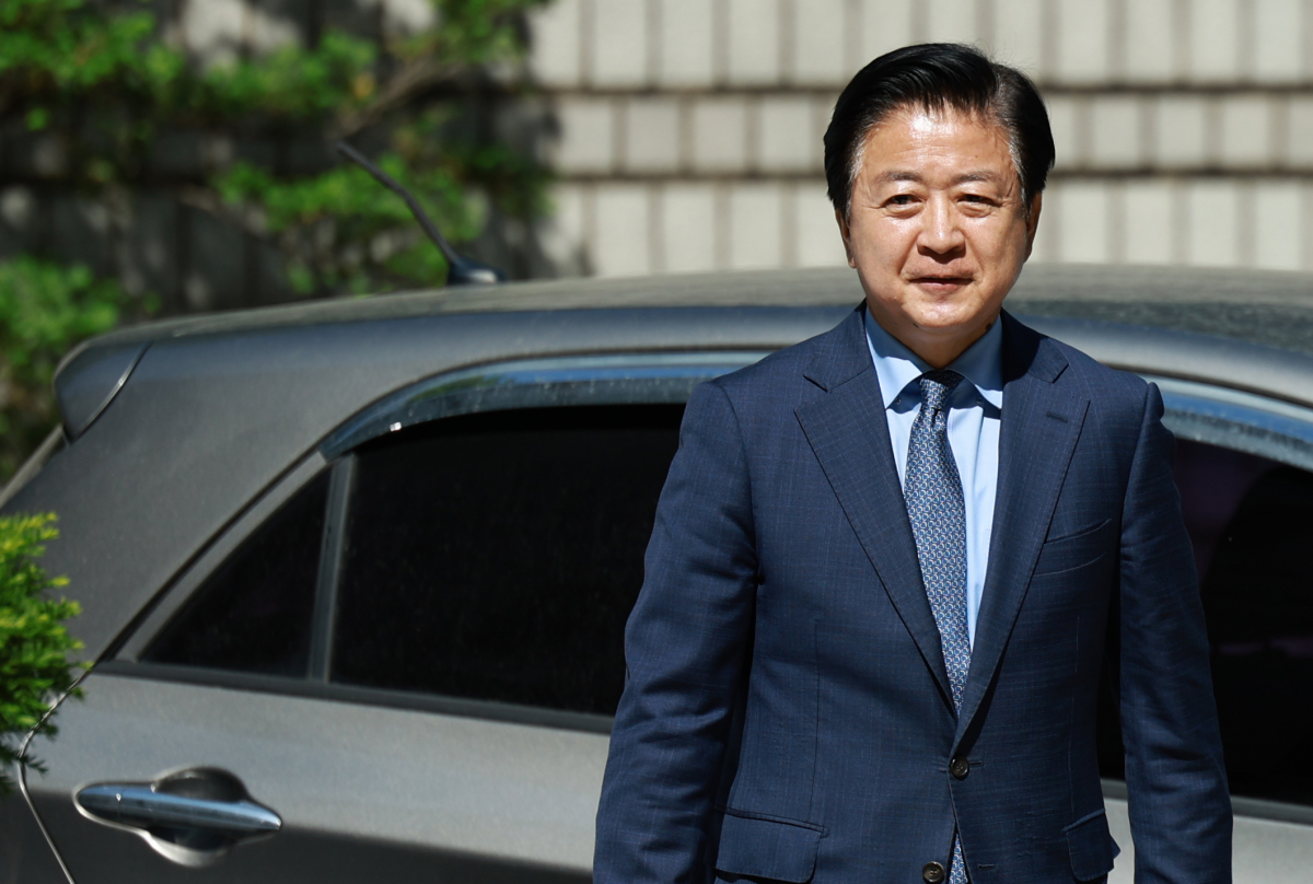 ▲ 수천만원대 뇌물과 불법 정치자금을 받은 혐의를 받는 더불어민주당 노웅래 의원이 19일 서울 서초구 서울중앙지방법원에서 열린 첫 공판기일에 출석하고 있다. (연합뉴스)