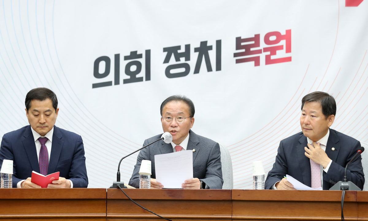 ▲[서울=뉴시스] 이영환 기자 = 윤재옥 국민의힘 원내대표가 19일 오전 서울 여의도 국회에서 열린 원내대책회의에서 발언을 하고 있다. 2023.05.19. 20hwan@newsis.com