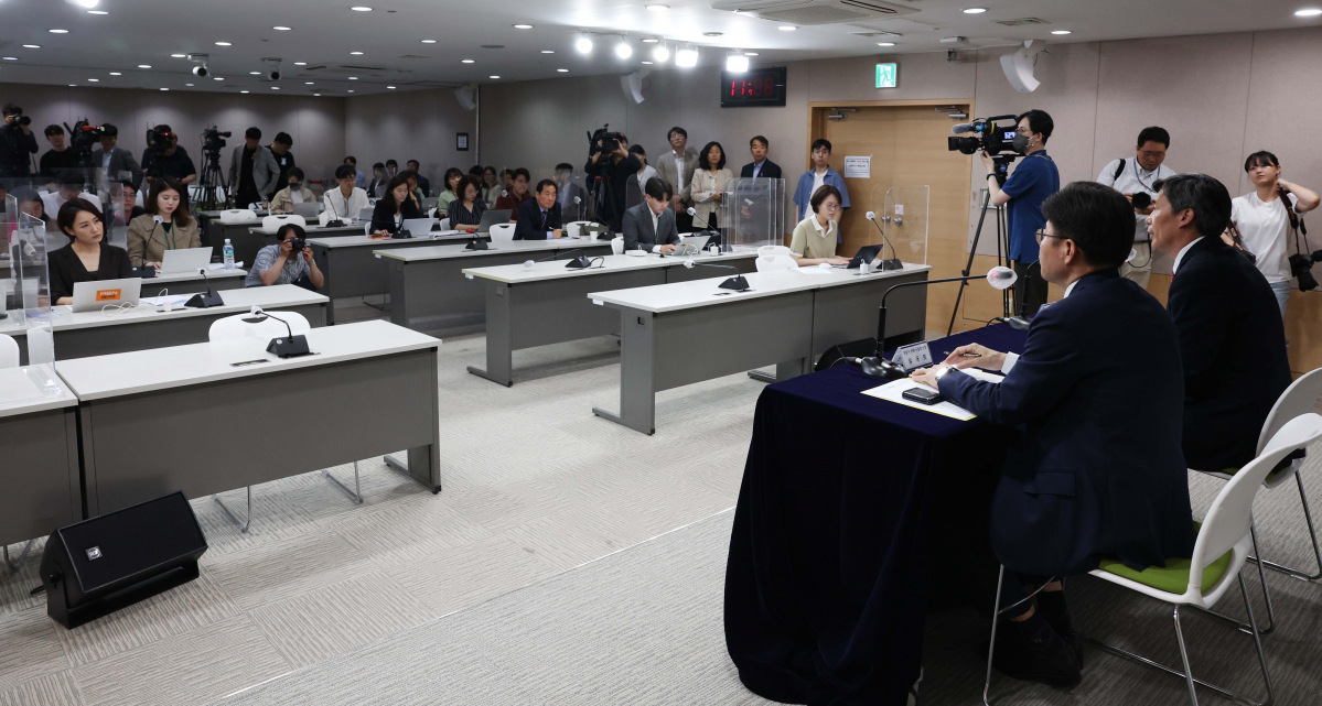 ▲박구연 국무조정실 국무1차장과 원자력안전위원장인 유국희 전문가 현장 시찰단장이 19일 오전 서울 종로구 정부서울청사에서 후쿠시마 원전 오염수 전문가 현장 시찰단 방일 활동 계획 브리핑을 하고 있다. 신태현 기자 holjjak@