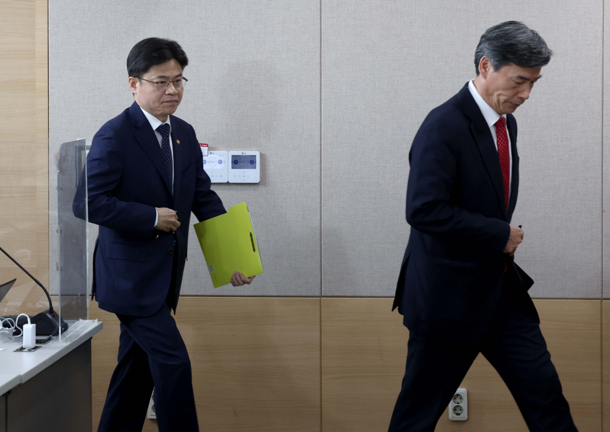 ▲박구연 국무조정실 국무1차장과 원자력안전위원장인 유국희 전문가 현장 시찰단장이 19일 오전 서울 종로구 정부서울청사에서 후쿠시마 원전 오염수 전문가 현장 시찰단 방일 활동 계획 설명을 위해 브리핑룸으로 들어서고 있다. 신태현 기자 holjjak@