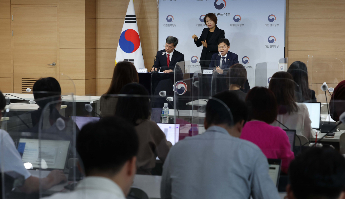 ▲박구연 국무조정실 국무1차장과 원자력안전위원장인 유국희 전문가 현장 시찰단장이 19일 오전 서울 종로구 정부서울청사에서 후쿠시마 원전 오염수 전문가 현장 시찰단 방일 활동 계획 브리핑을 하고 있다. 신태현 기자 holjjak@