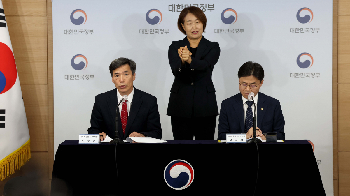 ▲박구연 국무조정실 국무1차장과 원자력안전위원장인 유국희 전문가 현장 시찰단장이 19일 오전 서울 종로구 정부서울청사에서 후쿠시마 원전 오염수 전문가 현장 시찰단 방일 활동 계획 브리핑을 하고 있다. 신태현 기자 holjjak@